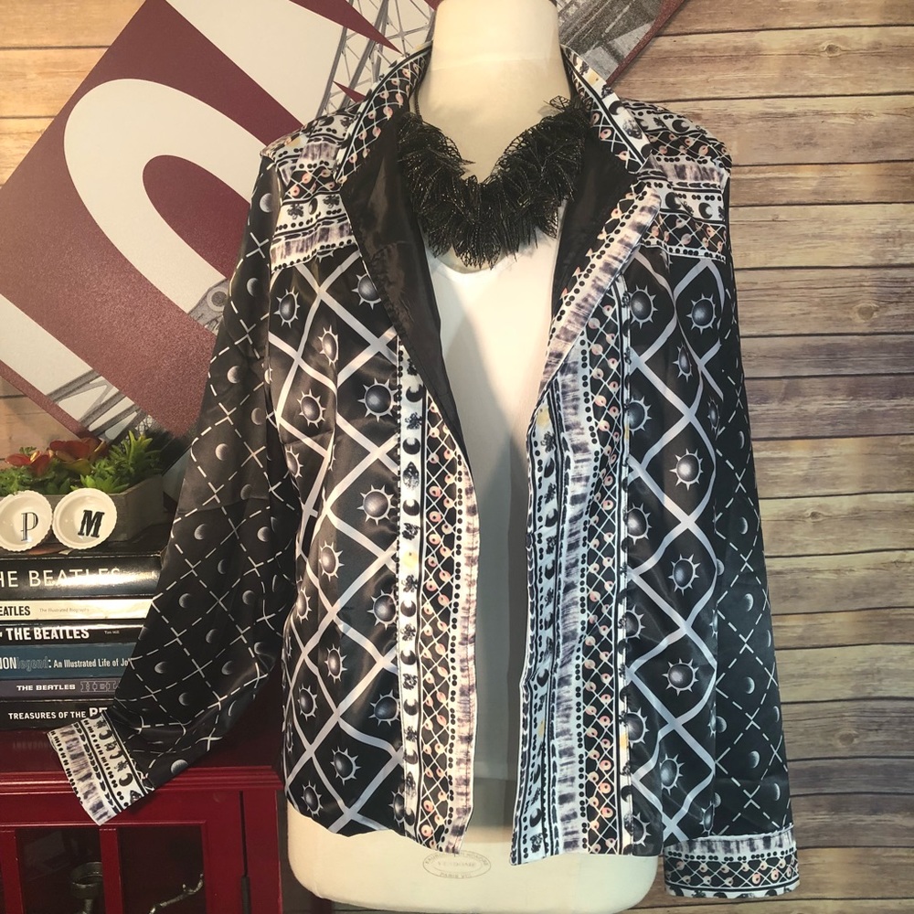 Chic Jacket! Mostly blk & white, Sz 14-16 plus